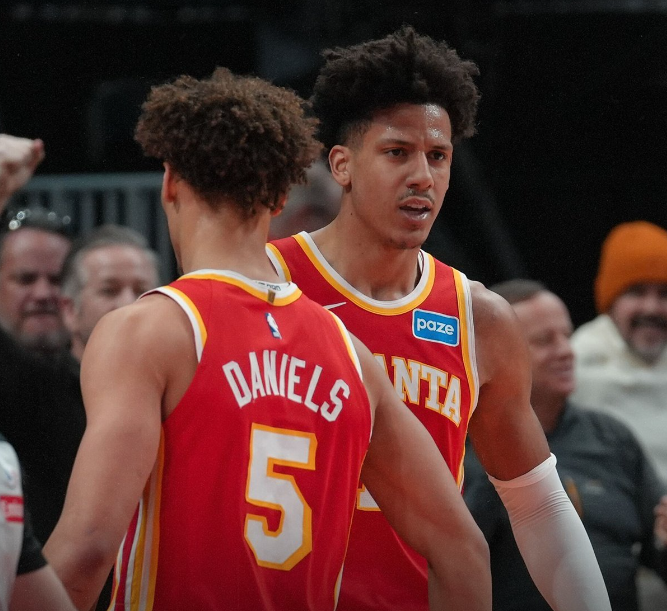 九游娱乐-鹰王23+10+12，双枪合砍50分状元郎打铁，老鹰大胜雄鹿豪取9连胜